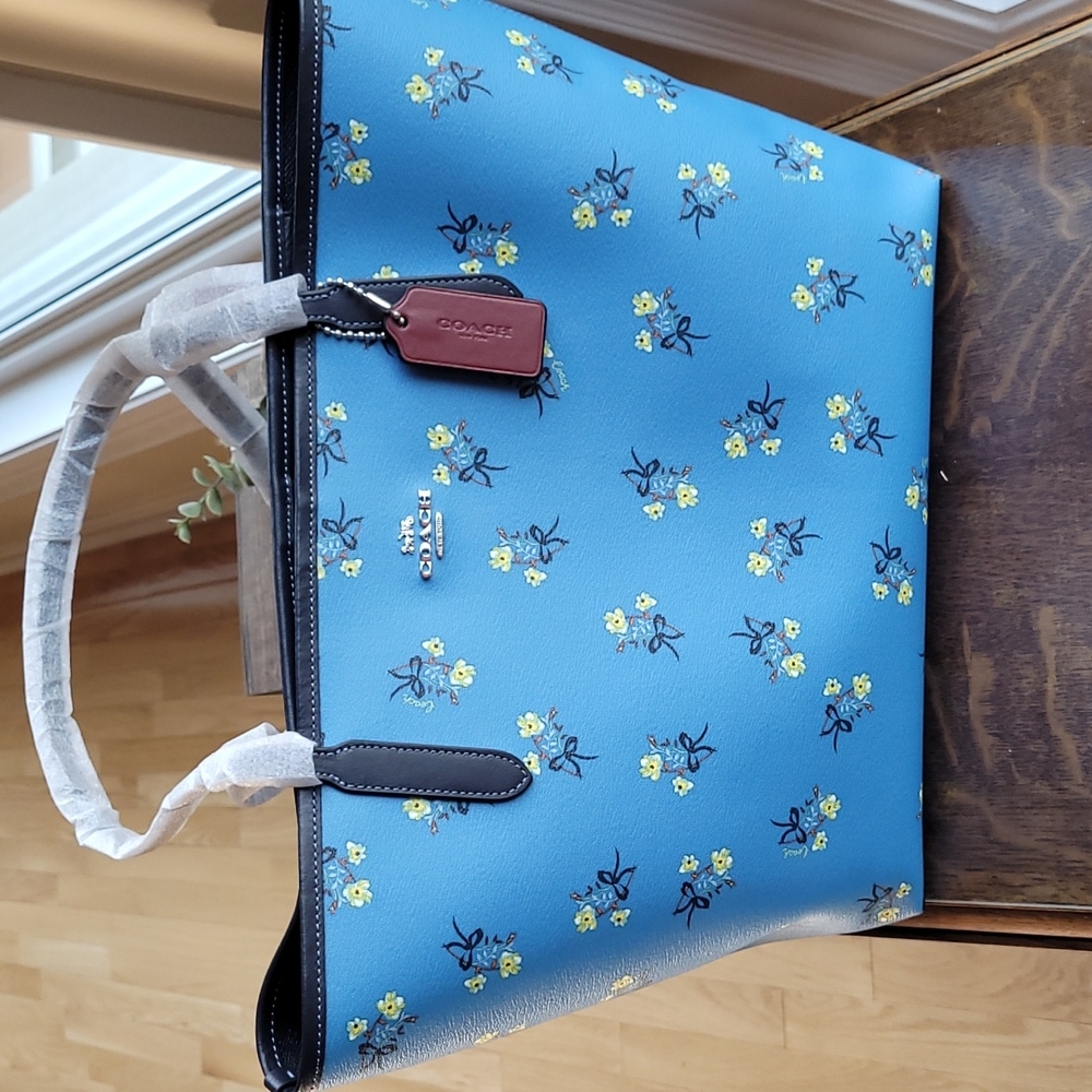 COACH NWT AUTHENTIC CITY TOTE WITH FLORAL BOW PRINT!